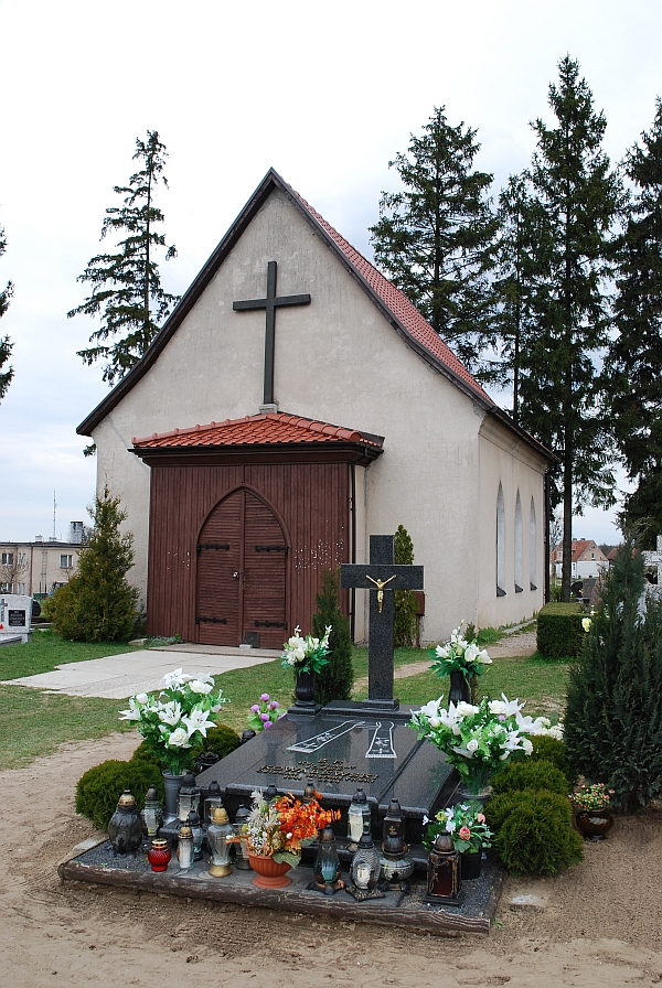 Kaplica na cmentarzu w Miłomłynie. Widok od strony wejścia. Elewacje tynkowane, płytki przedsionek licowany drewnem.