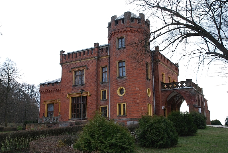 Pałac w Karnitach w stylu angielskiego neorenesansu z czerwonej cegły.Widok od wschodu. Na pierwszym planie oktagonalna wieża.