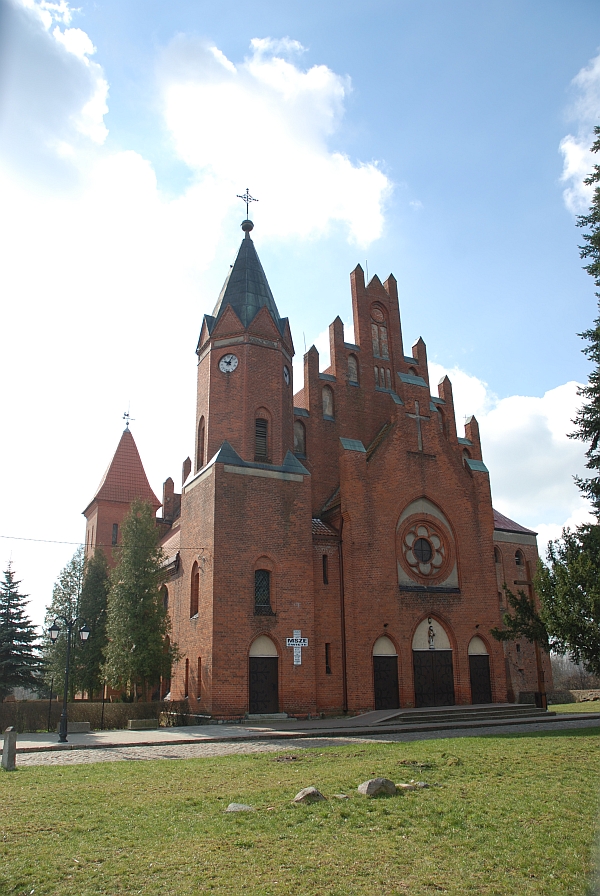 Neogotycki Kościół pw. św. Bartłomieja. Widok od strony wejścia głównego. Z lewej strony wieża zegarowa.