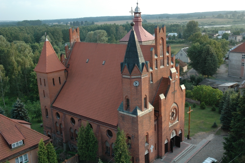 Neogotycki Kościół pw. św. Bartłomieja. Widok z powietrza od stony wieży zegarowej.