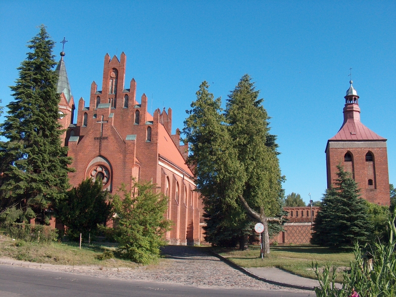 Neogotycki Kościół pw. św. Bartłomieja. Widok od strony północno-zachodniej. Z prawej strony widoczna wieża dzwonnicza z XIV wieku.