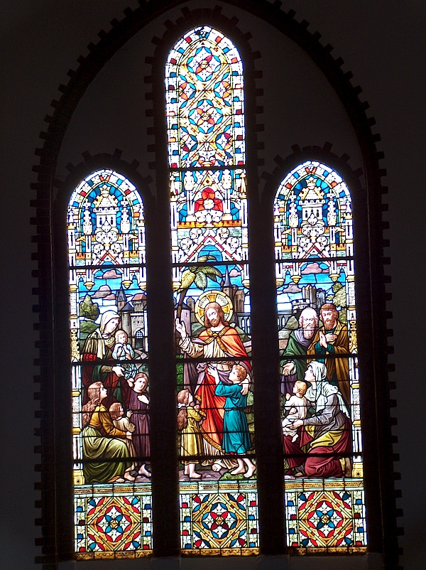 Neogotycki Kościół pw. św. Bartłomieja. Okno z witrażem.