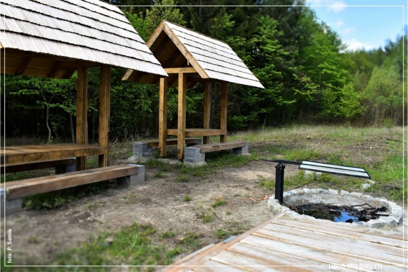 Leśny Park Uzdrowiskowy. Dwie wiaty z ławami oraz miejsce na ognisko.