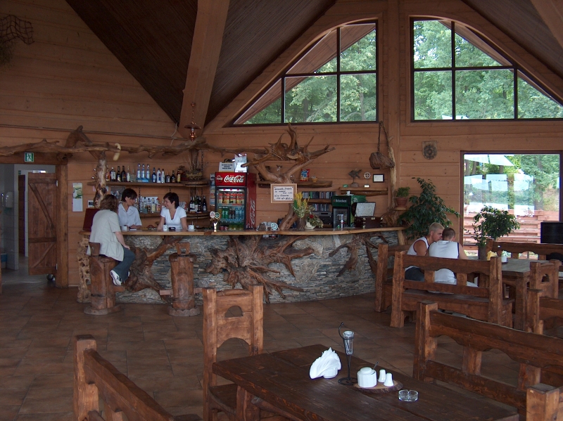 Zajazd Przystanek Piławki - wnętrze sali restauracyjnej.