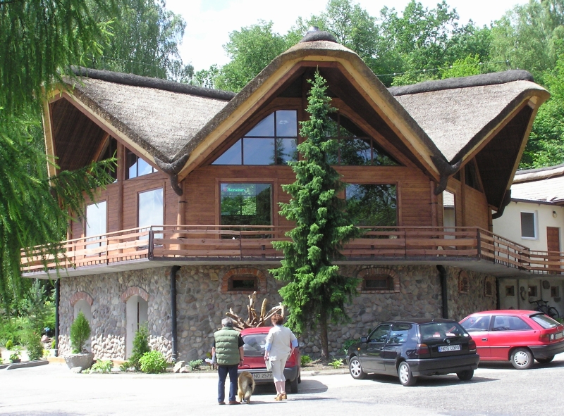 Zajazd Przystanek Piławki. Charakterystyczny sześcioboczny budynek restauracji.