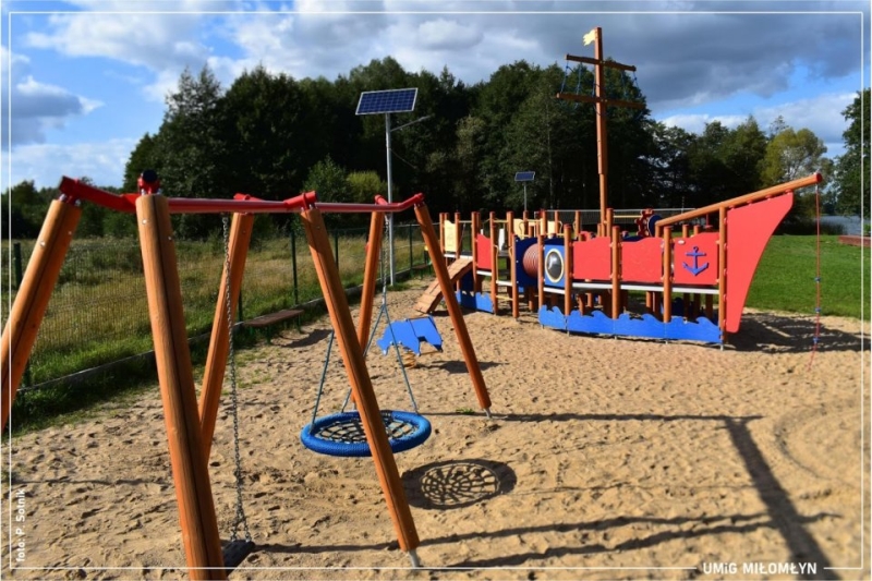 Plaża miejska. Plac zabaw: huśtawki, urządzenia do zabaw w kształcie żaglowca, oświetlenie solarne.