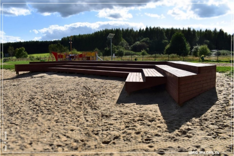 Plaża miejska. Amfiteatr na plaży. Cztery drewniane stopnie ułożone amfiteatralnie.