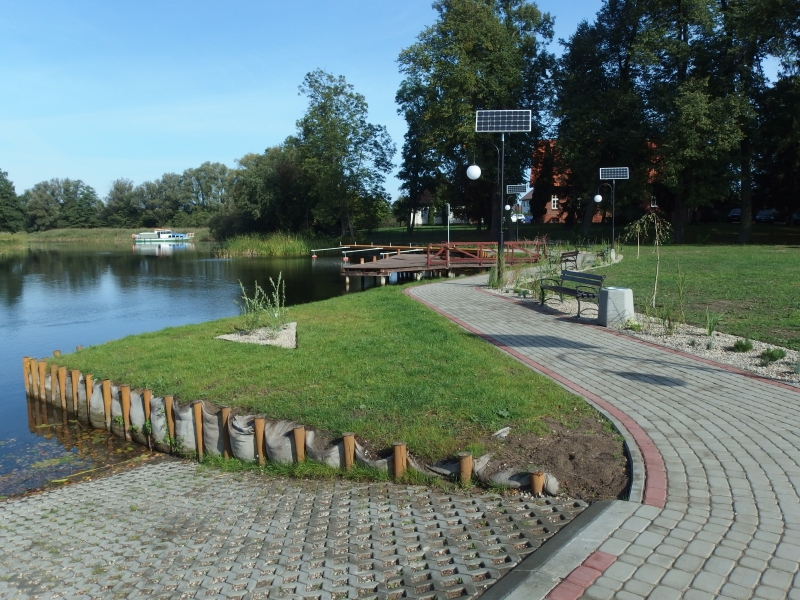 Przystań wodna w Miłomłynie. Widok na pomosty od strony slipu. Chodnik, ławka, oświetlenie solarne.