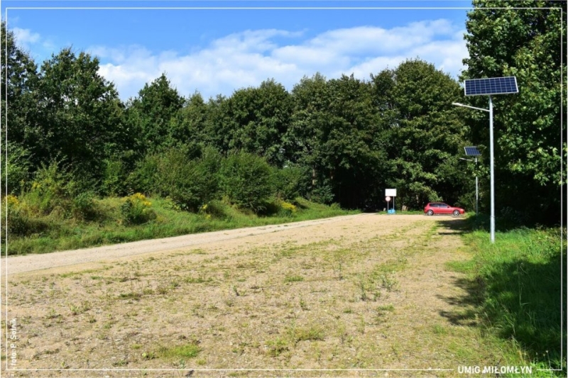 Parking na początku trasy spacerowej. Nawierzchnia żwirowa. Oświetlenie solarne.